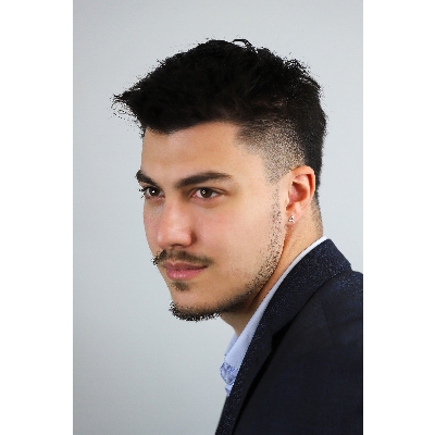 Pendiente con letra A en diamantes y oro blanco 18k