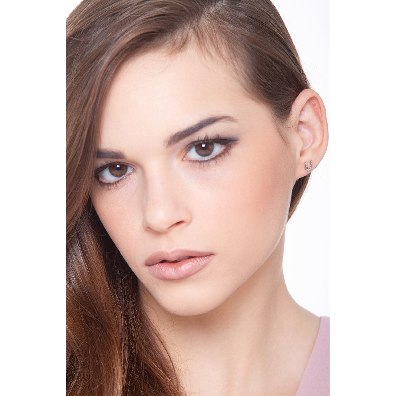 Pendiente de botón oro blanco con letra U en diamantes Pendiente de botón oro blanco con letra U en diamantes