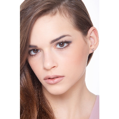 Pendiente de botón oro blanco con letra U en diamantes