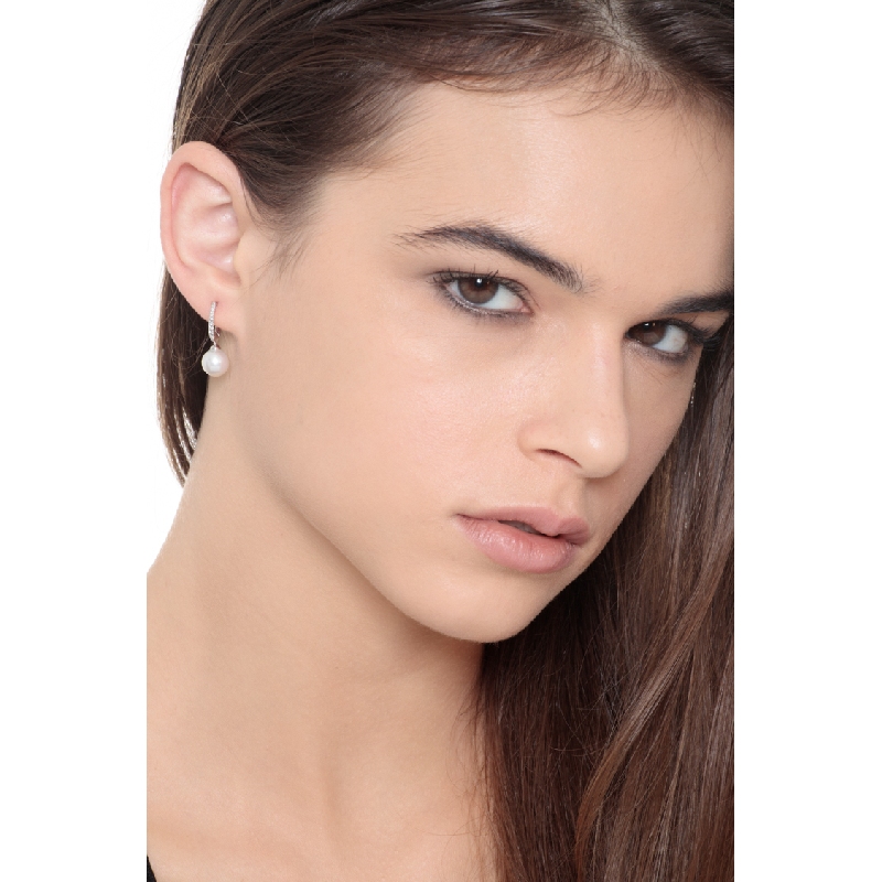 Pendientes en oro blanco de 18 quilates con perlas cultivadas y diamantes Pendientes en oro blanco de 18 quilates con perlas cultivadas y diamantes