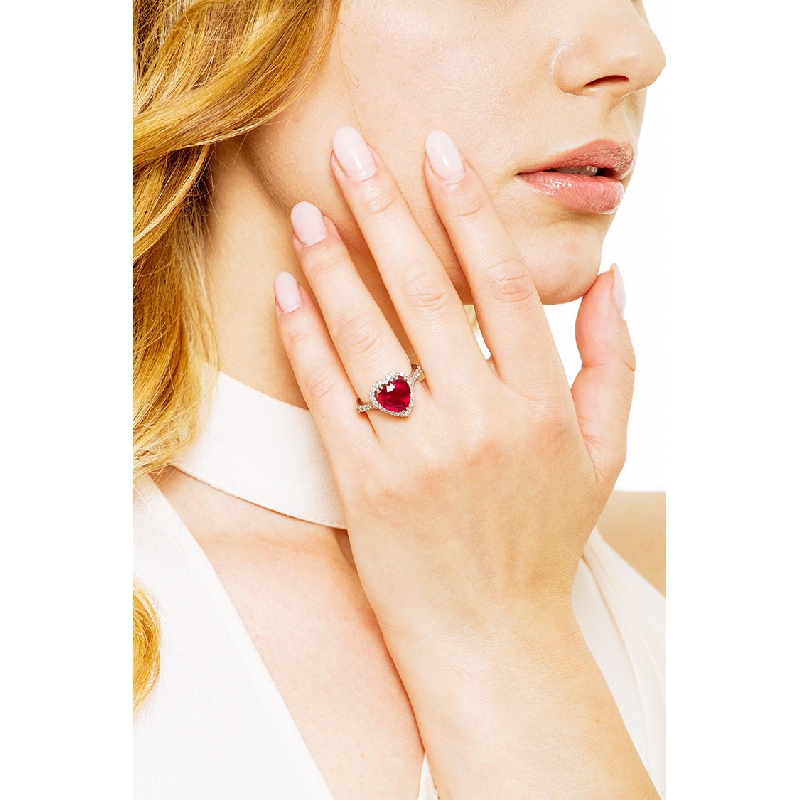 Anillo de oro blanco de 18 kilates con rubí y diamantes en forma de corazón Anillo de oro blanco de 18 kilates con rubí y diamantes en forma de corazón
