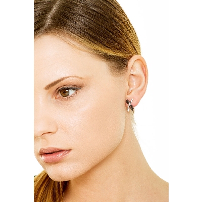 Pendientes cruzados en oro blanco de 18k con diamantes negros 