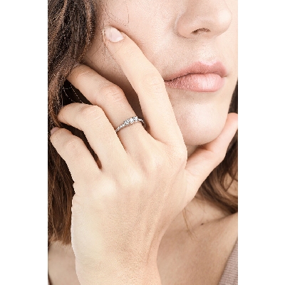 Anillo de oro blanco de 18 quilates con diamantes 