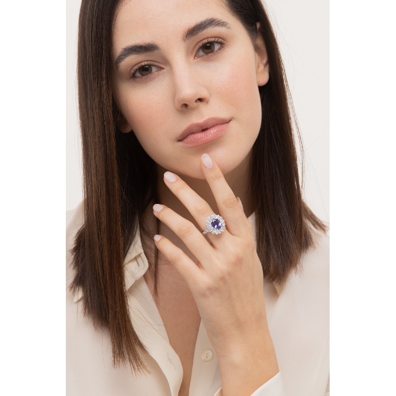 Anillo en oro blanco de 18k con tanzanita ovalada central Anillo en oro blanco de 18k con tanzanita ovalada central