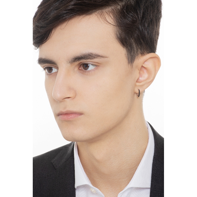 Pendiente mono aro en oro blanco de 18k con diamantes negros Pendiente mono aro en oro blanco de 18k con diamantes negros