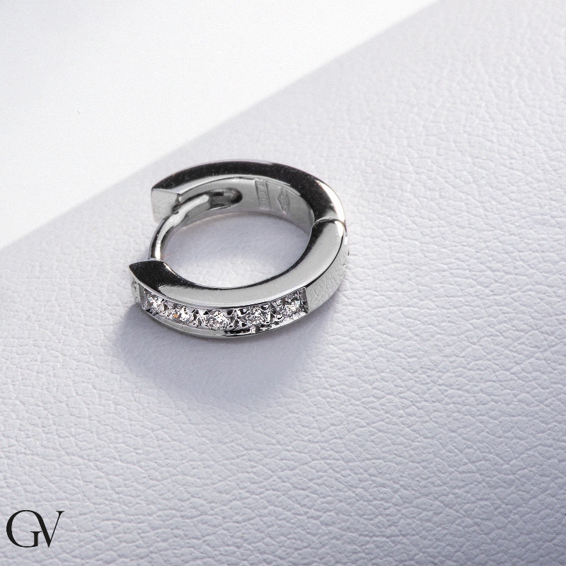 Pendiente único de aro en oro blanco de 18 quilates con diamantes