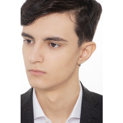 Pendiente único de aro en oro blanco de 18 quilates con diamantes