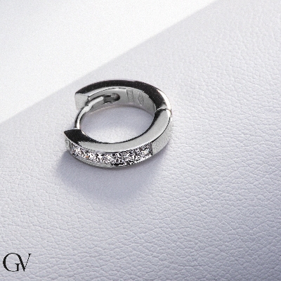 Pendiente suelto en oro blanco de 18 quilates con diamantes