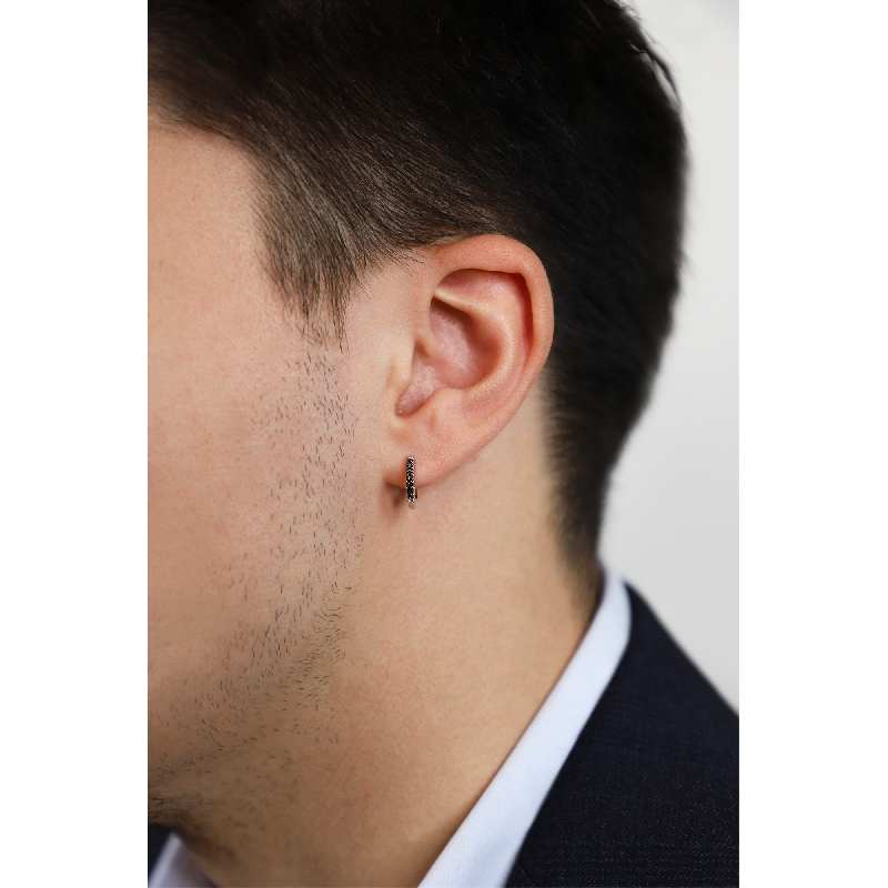 Aro único en oro blanco 18k con diamantes negros Aro único en oro blanco 18k con diamantes negros
