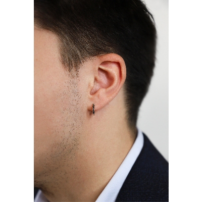 Aro único en oro blanco 18k con diamantes negros