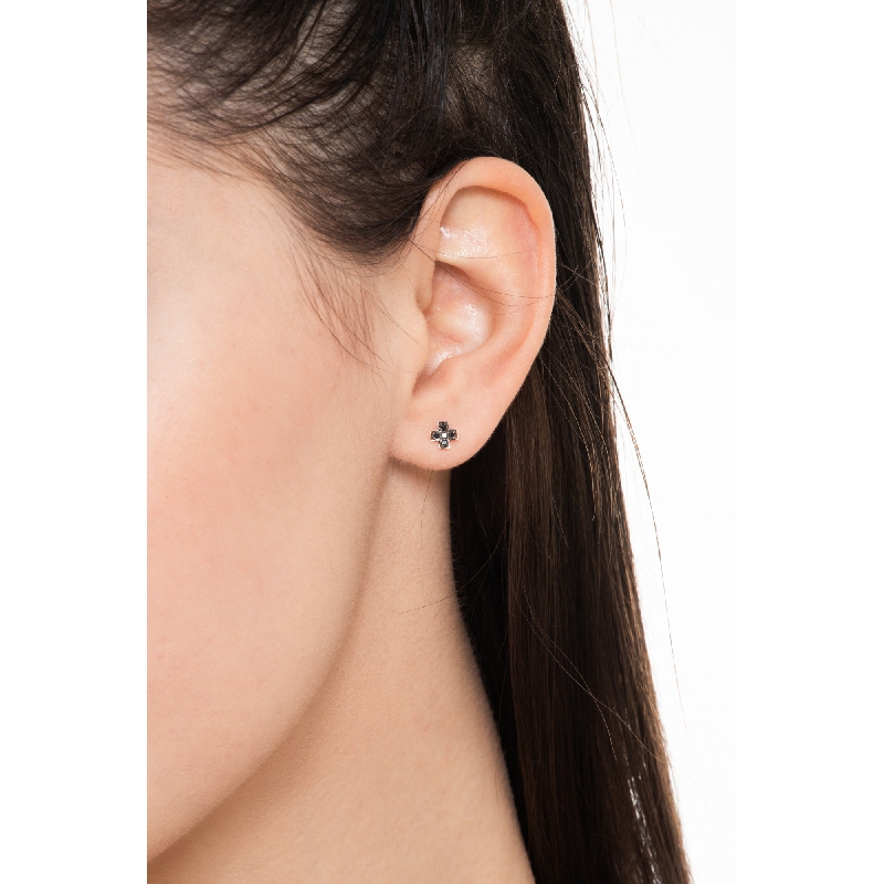 Botón mono en oro rosa de 18k con cruz de diamantes negros y puntas brunidas Botón mono en oro rosa de 18k con cruz de diamantes negros y puntas brunidas