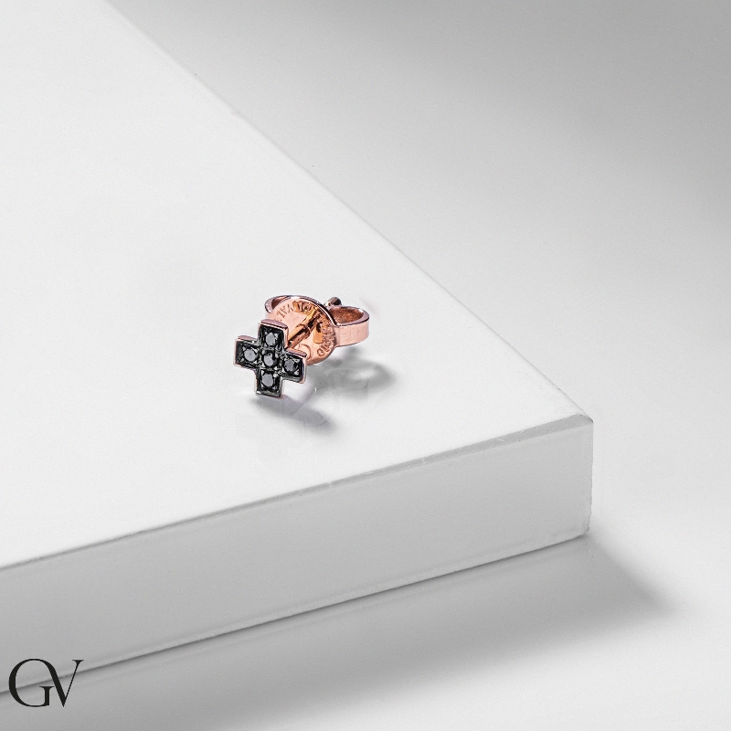 Botón en oro rosa de 18k con cruz de diamantes negros y puntas brunidas Botón en oro rosa de 18k con cruz de diamantes negros y puntas brunidas