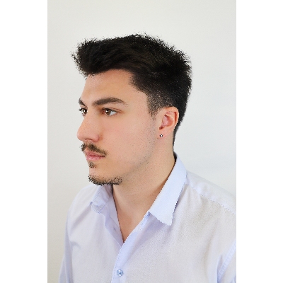 Botón en oro rosa de 18k con cruz de diamantes negros y puntas brunidas