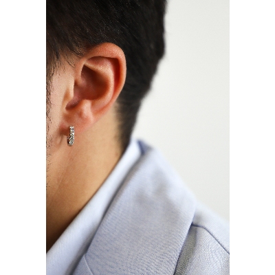 Pendiente único aro con diamantes en oro blanco 18 quilates 