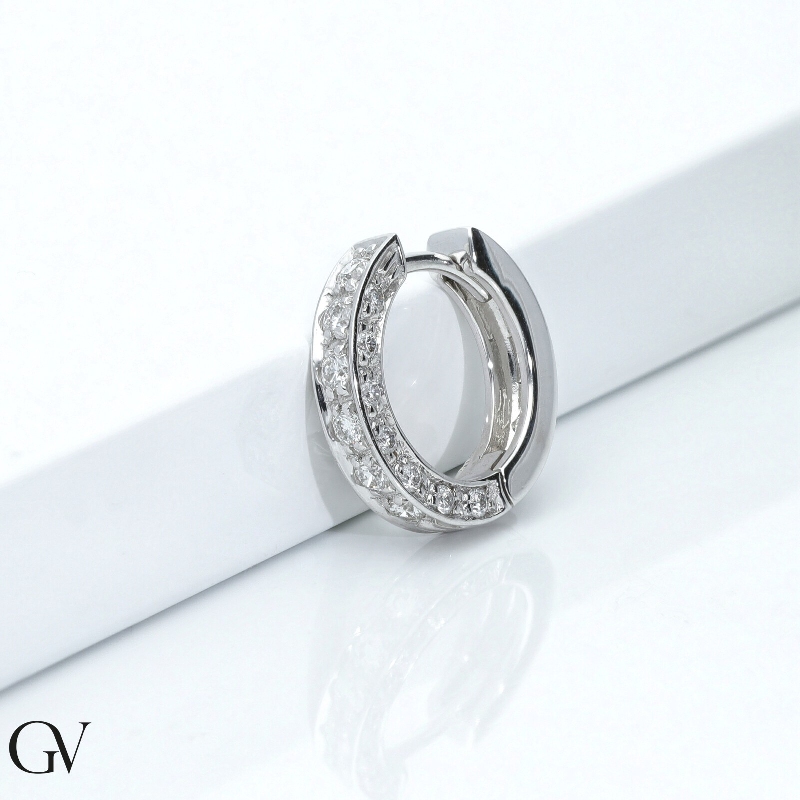 Pendiente único en oro blanco 18k con diamantes Pendiente único en oro blanco 18k con diamantes