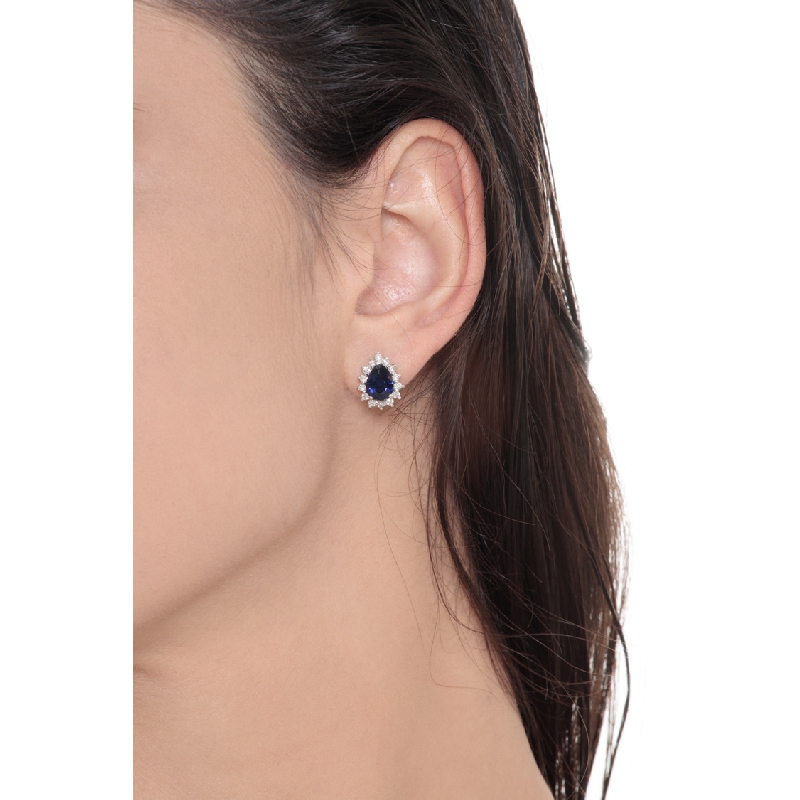 Pendientes en oro blanco 18k con zafiro azul en forma de gota y diamantes Pendientes en oro blanco 18k con zafiro azul en forma de gota y diamantes