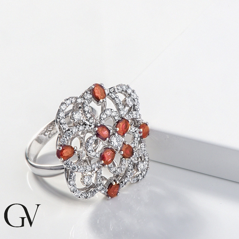 Anillo flor en oro blanco 18k con rubíes ovales y diamantes