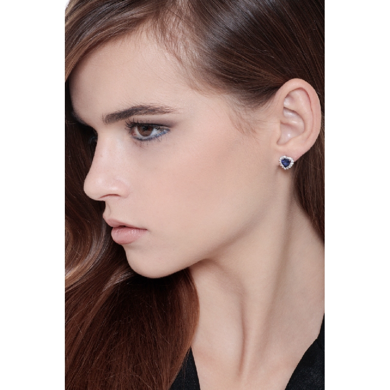Pendientes halo de diamantes oro blanco de 18 kt con zafiros azules corazón  Pendientes halo de diamantes oro blanco de 18 kt con zafiros azules corazón