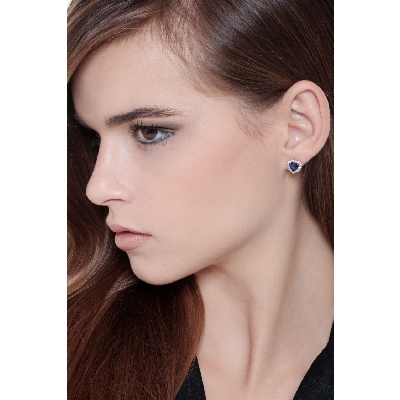 Pendientes halo de diamantes oro blanco de 18 kt con zafiros azules corazón 