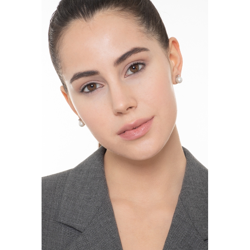 Pendientes en oro blanco de 18k con perla y un diamante  Pendientes en oro blanco de 18k con perla y un diamante