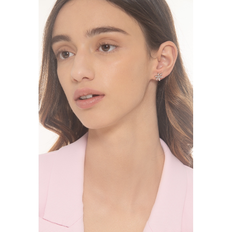 Pendientes de oro blanco 18k con flor y diamantes Pendientes de oro blanco 18k con flor y diamantes