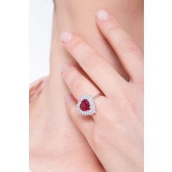 Anillo con rubí en forma de corazón con doble hilera de diamantes oro blanco 18 kilates 2