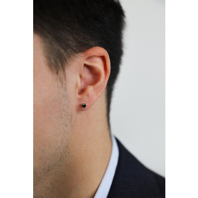 Pendiente individual en oro blanco de 18 quilates a 4 garras con diamante negro