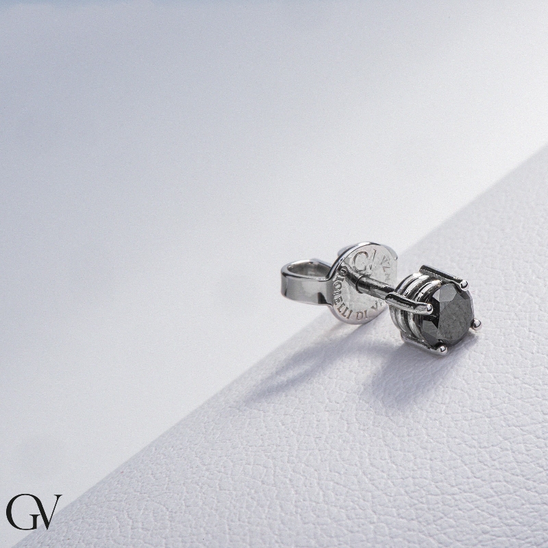 Pendientes individuales en oro blanco de 18k a 4 garras con diamante negro 