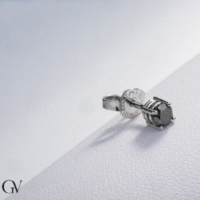 Pendiente mono en oro blanco de 18k a 4 garras con diamante negro 