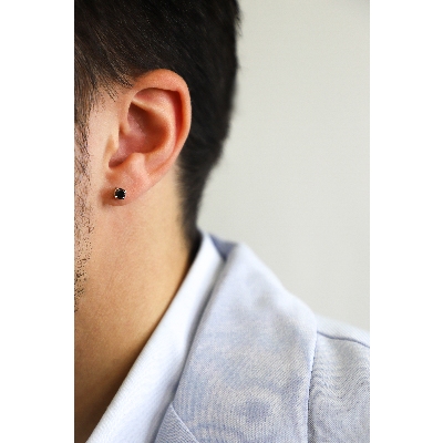 Pendiente mono en oro blanco de 18k a 4 garras con diamante negro 