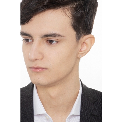 Pendiente mono en oro blanco de 18 quilates con engaste de 4 garras y un diamante 