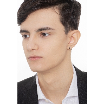 Pendiente mono en oro blanco de 18 quilates a 4 garras con un diamante negro 