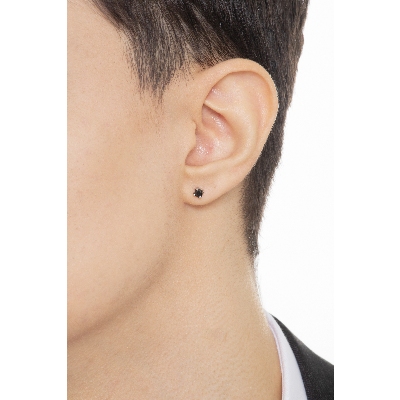 Pendiente mono en oro blanco de 18 quilates a 4 garras con un diamante negro 