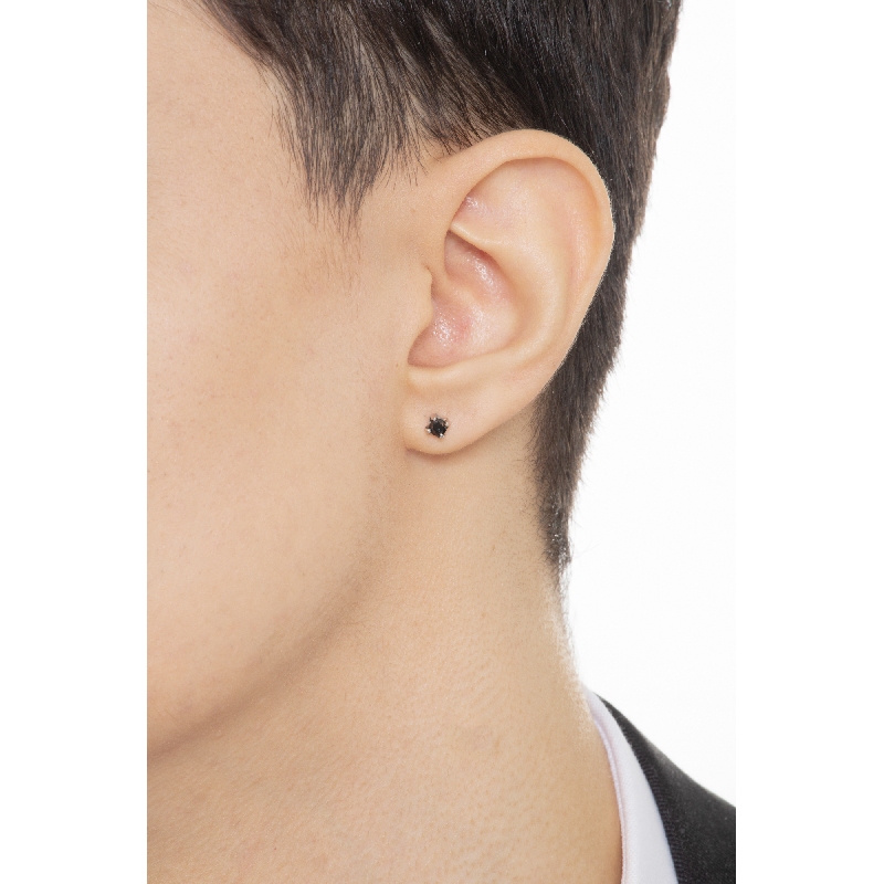 Pendiente hombre mono en oro blanco 18ct 4 garras con diamante negro  Pendiente hombre mono en oro blanco 18ct 4 garras con diamante negro