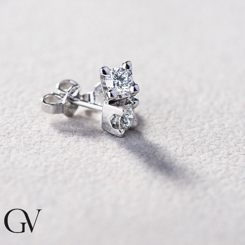 Pendiente mono oro blanco 18k y diamante 4 garras