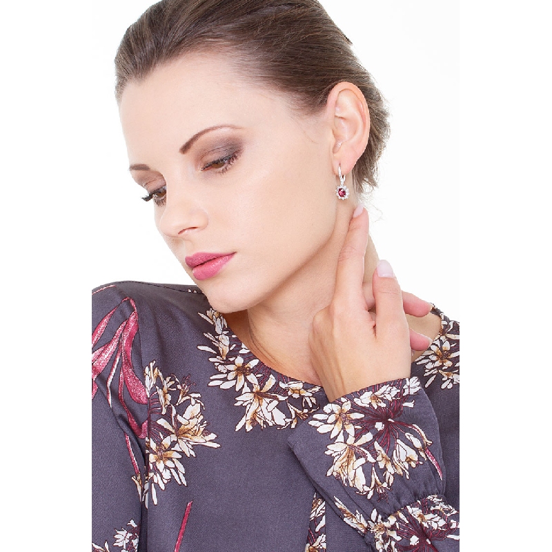 Pendientes halo de diamantes en oro blanco de 18k con rubí Pendientes halo de diamantes en oro blanco de 18k con rubí