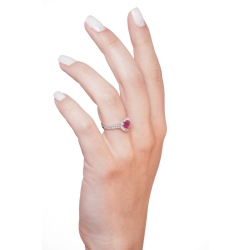Anillo con rubí en forma de corazón y halo de diamantes oro blanco 18 kilates  2