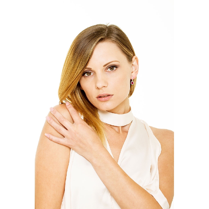 Pendientes halo de diamantes en oro blanco de 18k con rubíes Pendientes halo de diamantes en oro blanco de 18k con rubíes