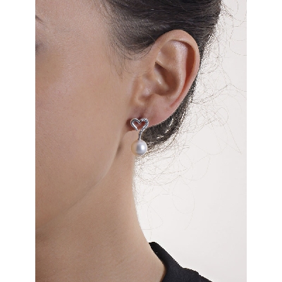 Pendientes corazón de oro blanco 18k con diamantes y una perla
