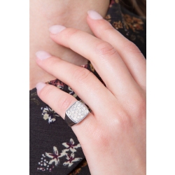Anillo cuadrado con pavé de diamantes y oro blanco de 18 kilates 2