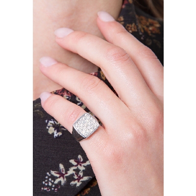 Anillo cuadrado con pavé de diamantes y oro blanco de 18 kilates