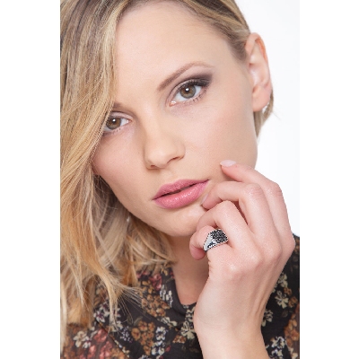 Chevaliere 18 kilates oro blanco cuadrado diamantes negros