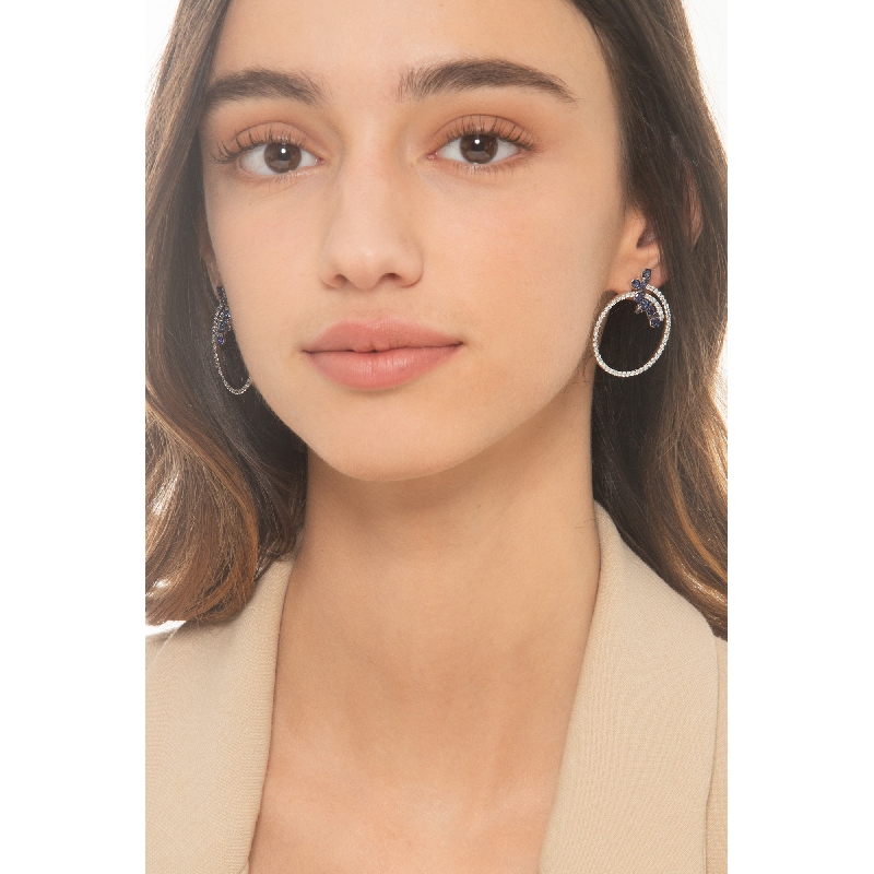 Aros en oro blanco de 18k con zafiros azules y diamantes Aros en oro blanco de 18k con zafiros azules y diamantes