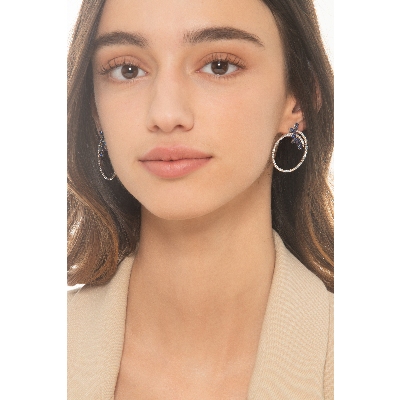 Aros en oro blanco de 18k con zafiros azules y diamantes