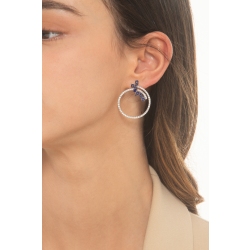 Aros en oro blanco de 18k con zafiros azules y diamantes 2