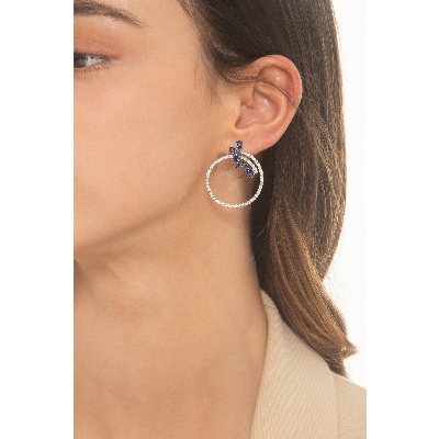 Aros en oro blanco de 18k con zafiros azules y diamantes