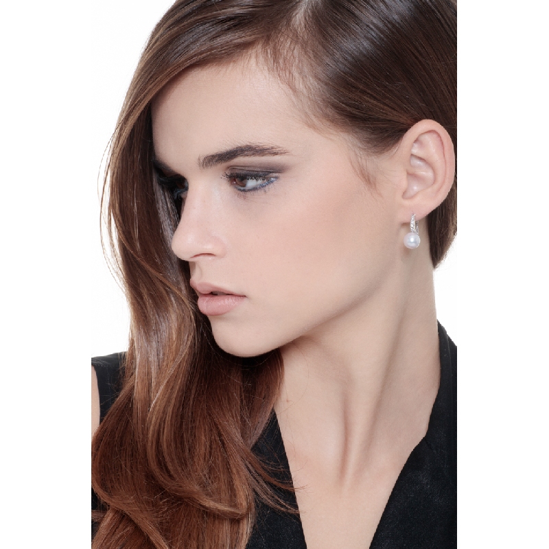 Pendientes de oro blanco de 18 quilates con perlas y diamantes  Pendientes de oro blanco de 18 quilates con perlas y diamantes