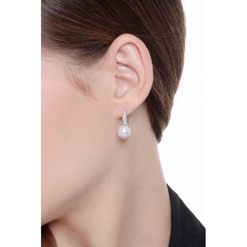 Pendientes de oro blanco de 18 quilates con perlas y diamantes  Pendientes de oro blanco de 18 quilates con perlas y diamantes