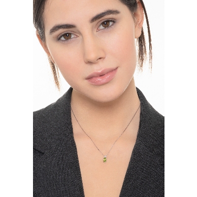 Collar con colgante en oro blanco de 18 quilates con diamante y peridoto