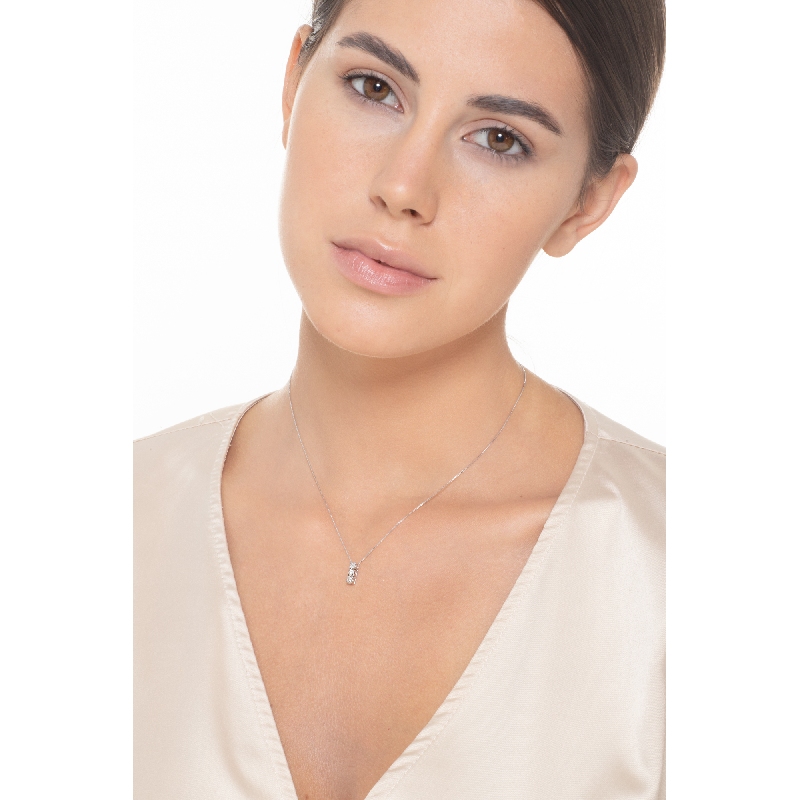 Collar en oro blanco de 18k con un colgante trilogía de diamantes